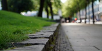 Власти города под Новосибирском оставили пешеходов без тротуара