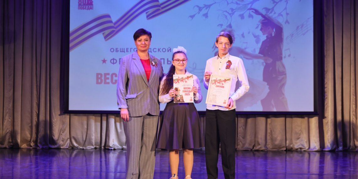 Великая Отечественная война глазами детей: более 200 воспитанников социальных центров Новосибирска представили творческие работы и номера на конкурсе «Весна Победы-2025»