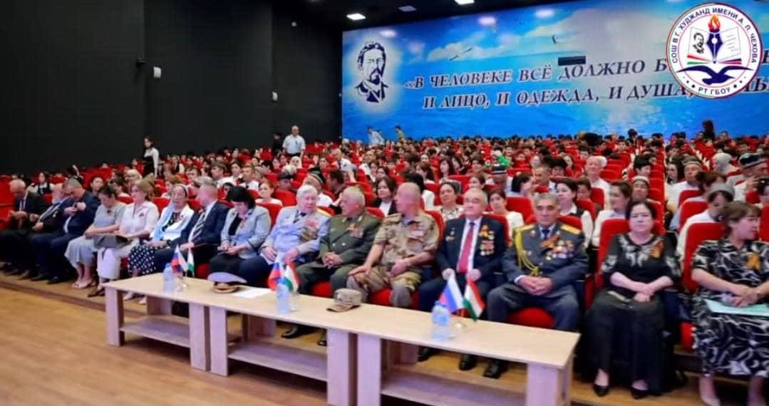 Нить между поколениями: учащиеся школы им. Чехова в Хуандже отдали дань памяти подвигу героев ВОВ