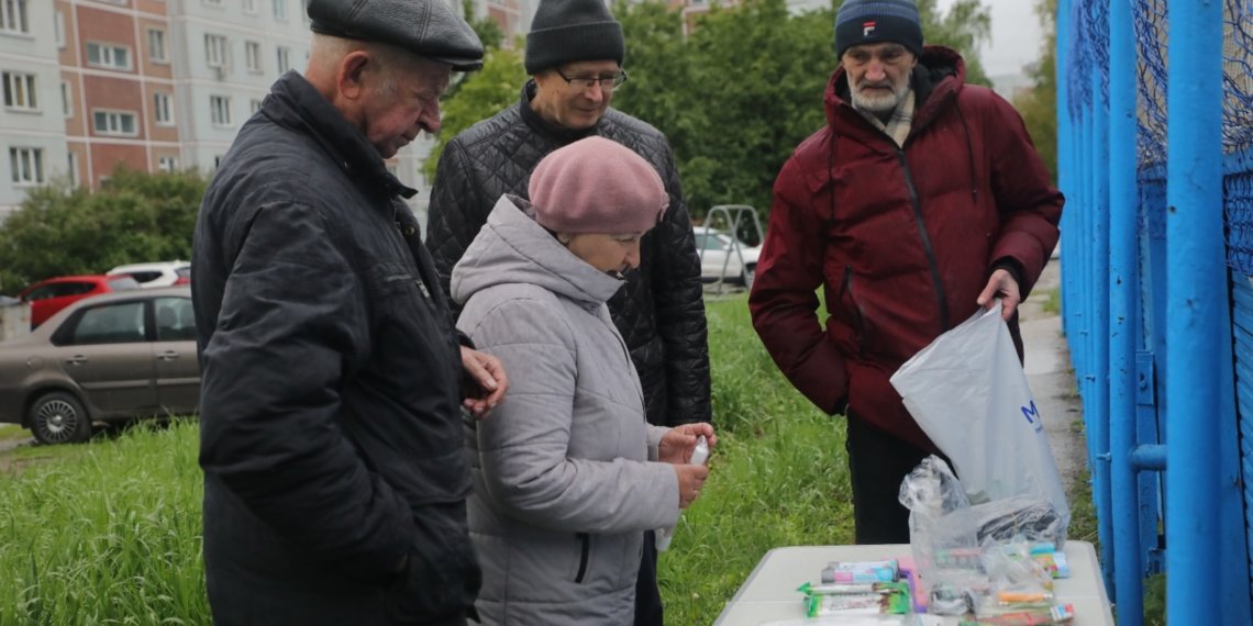 «Экодвор» под зонтиками: жители Академгородка принесли мешки, ведра и полные багажники вторсырья