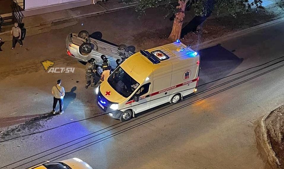 Седан перевернулся на крышу после ДТП в Новосибирске