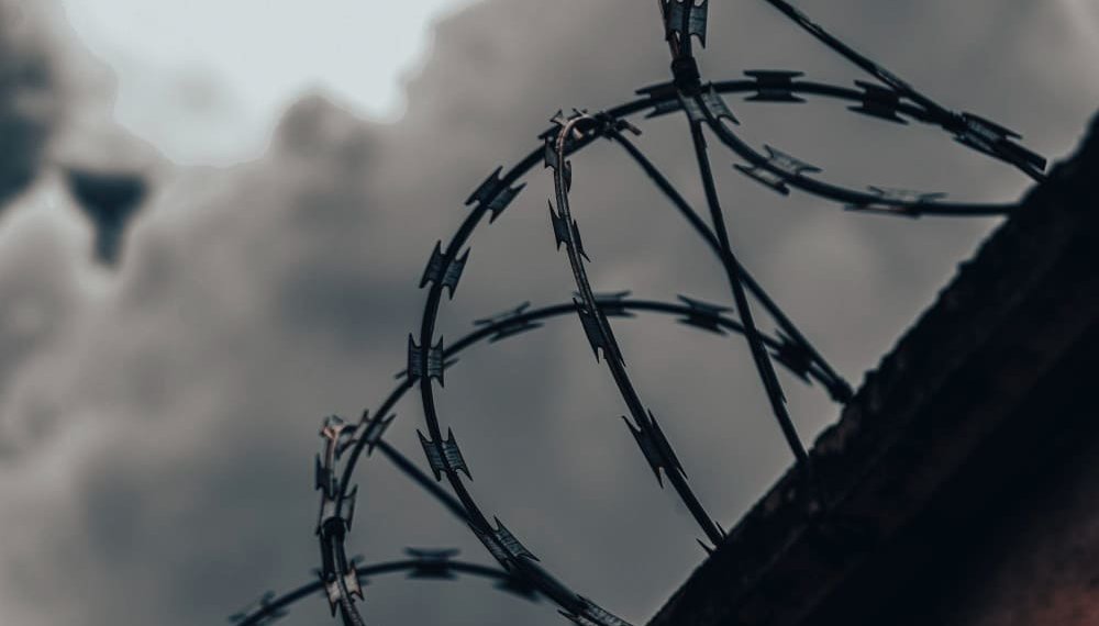 Надзиратель приносил наркотики заключенному в колонию Новосибирской области