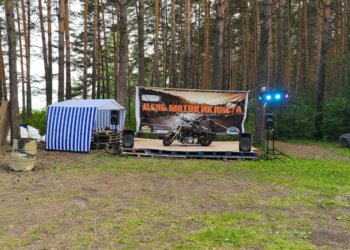 На знаменитой бардовской поляне в Бердске в выходные прошёл День мотоциклиста