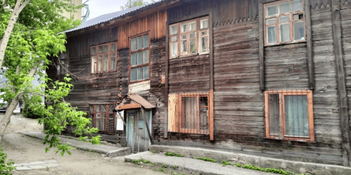 Жителей разваливающегося барака в Новосибирске начали переселять спустя 45 лет  ожидания