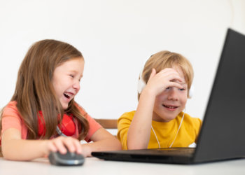 Стало известно, на что сибиряки разрешают детям тратить деньги в интернете