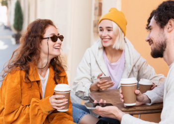 Молодежь чаще тратит на супермаркеты, транспорт, кафе и рестораны