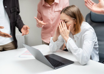 Новосибирский психолог Екатерина Сизикова: Почему люди попадают в токсичные коллективы и как с этим бороться?