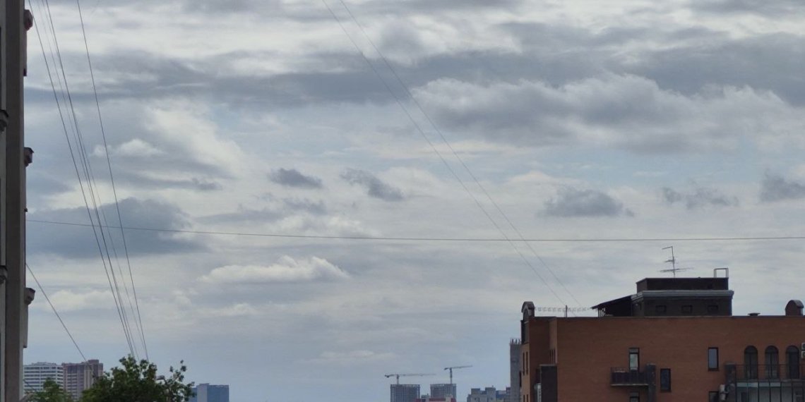 Закрыть окна и отключить приборы: как обезопасить себя во время шторма — рассказали новосибирцам