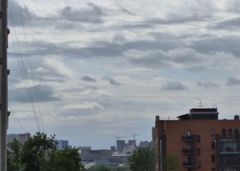 Закрыть окна и отключить приборы: как обезопасить себя во время шторма — рассказали новосибирцам