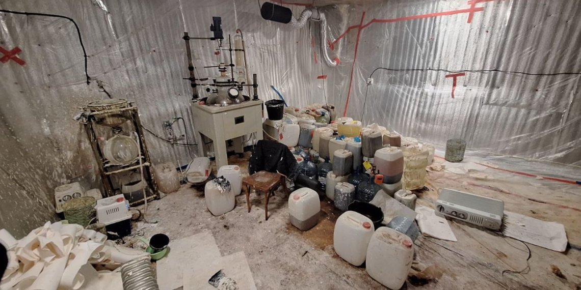 Двое новосибирцев в нарколаборатории изготовили 73 кг мефедрона