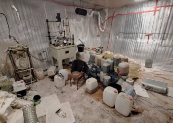 Двое новосибирцев в нарколаборатории изготовили 73 кг мефедрона