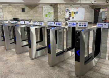 Ещё в одном вестибюле станции метро «Площадь Ленина» заработали новые турникеты — фото