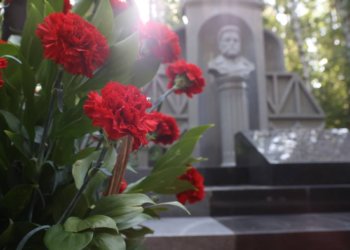 Цветы к памятнику одного из основателей Новосибирска возложили на Заельцовском кладбище