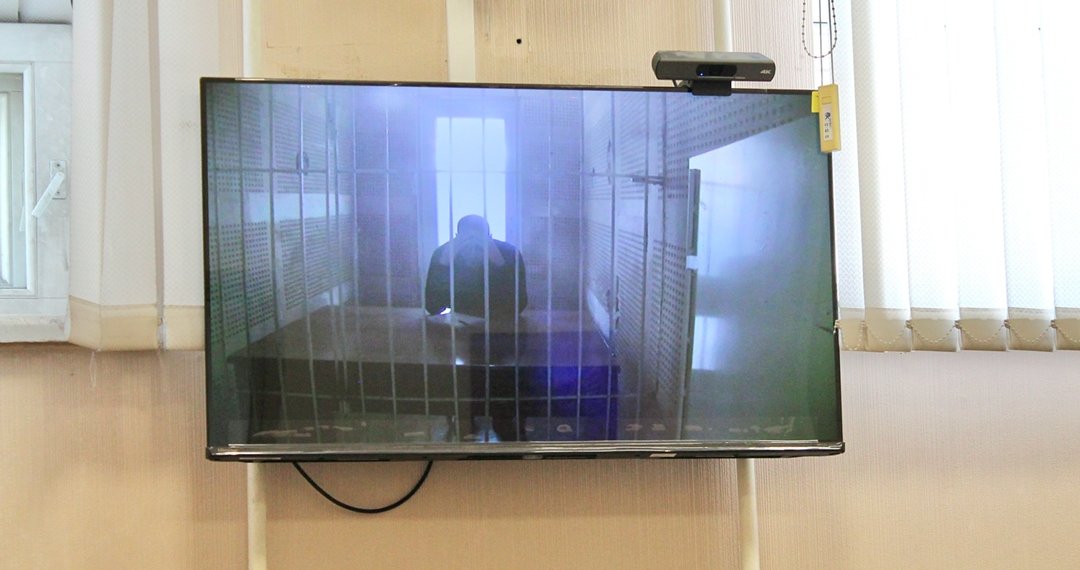 Напавшего на журналистов с палкой не выпустили из СИЗО в Новосибирске