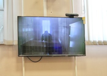 Напавшего на журналистов с палкой не выпустили из СИЗО в Новосибирске