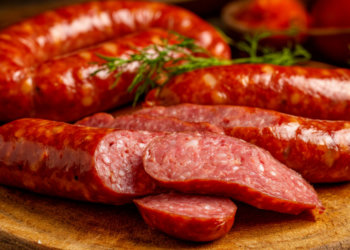 В новосибирской колбасе вновь нашли ингредиенты, не указанные в составе