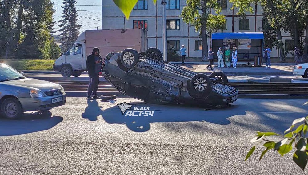 Универсал грохнулся крышей в асфальт после ДТП в Новосибирске