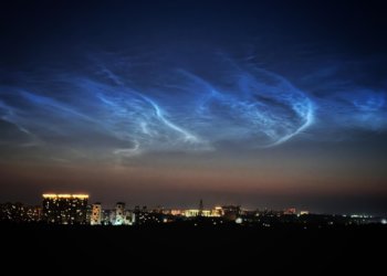 Облака серебристого цвета образовались в небе над Новосибирском