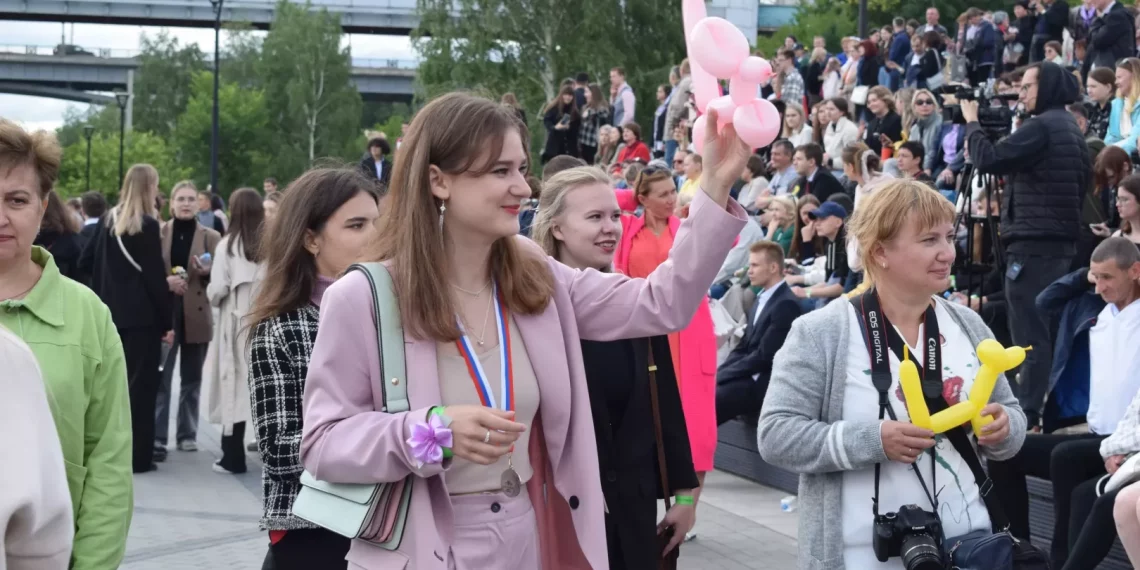 Как выбрать наряд на выпускной, чтобы надеть его больше одного раза и что популярно в этом сезоне — рассказала новосибирский стилист