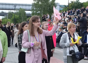 Как выбрать наряд на выпускной, чтобы надеть его больше одного раза и что популярно в этом сезоне — рассказала новосибирский стилист
