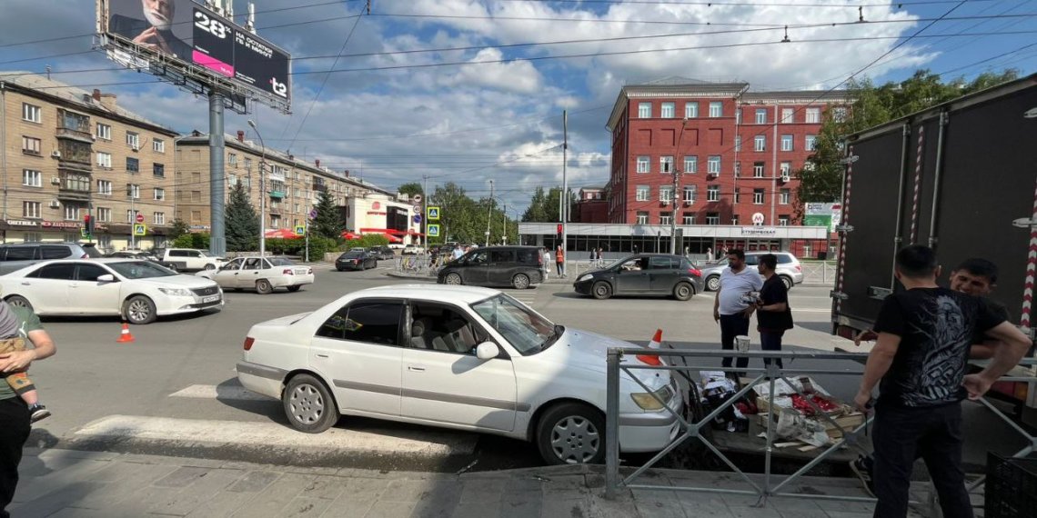 Новосибирский водитель «Лады» без прав организовал ДТП и отправил пешехода в больницу