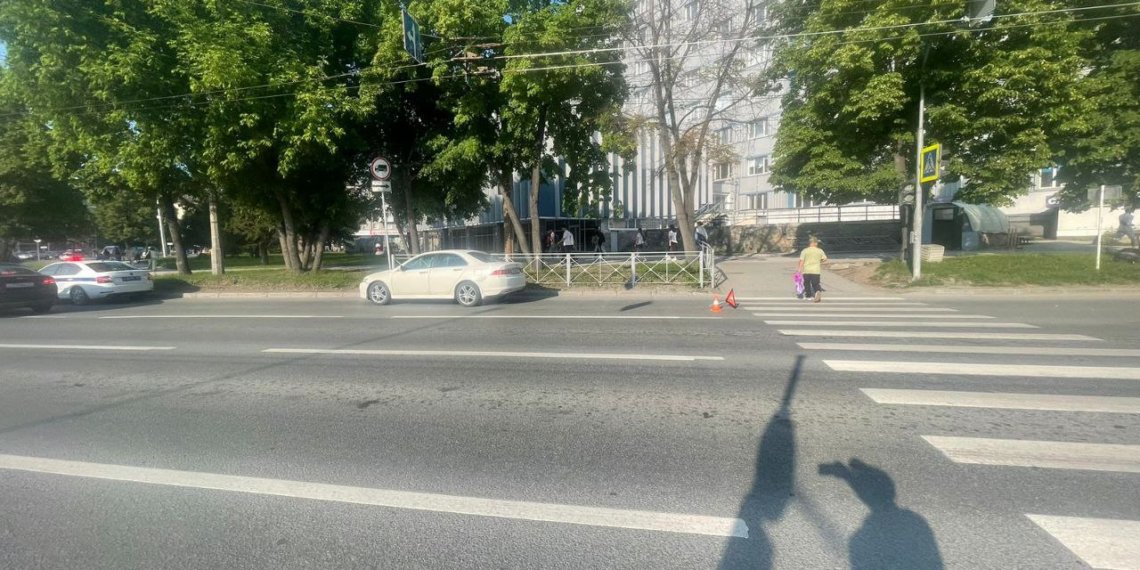 Новосибирский водитель отправила в больницу школьника на электросамокате