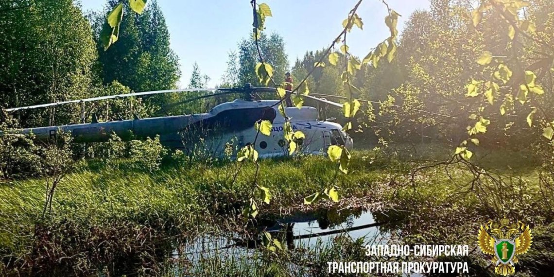 Вертолет новосибирского предприятия сел посреди болота в Томской области