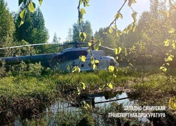 Вертолет новосибирского предприятия сел посреди болота в Томской области