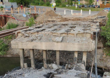 В Новосибирске начался демонтаж старого моста через Ельцовку-2 на Сухарной