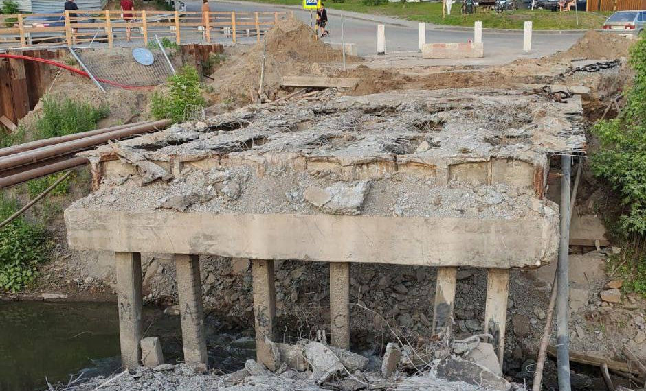 В Новосибирске начался демонтаж старого моста через Ельцовку-2 на Сухарной