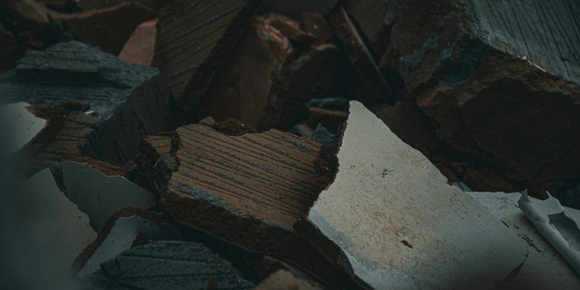 Потолок обвалился в квартире многоэтажки в Новосибирске