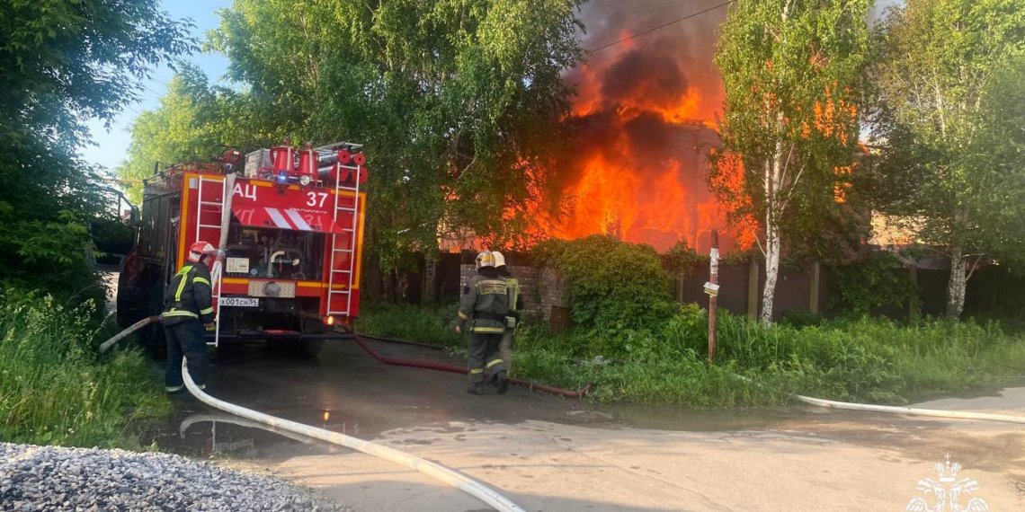 Два частных двухэтажных дома сгорели в Новосибирске