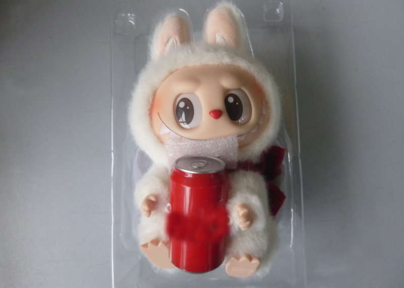 Монструозную партию нелегальных Лабуб накрыли в аэропорту Сибири