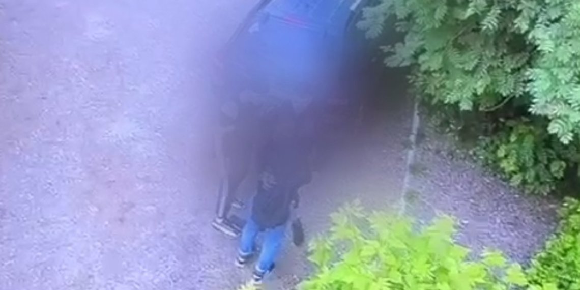 Новосибирца ограбили на 18 тысяч прямо у подъезда
