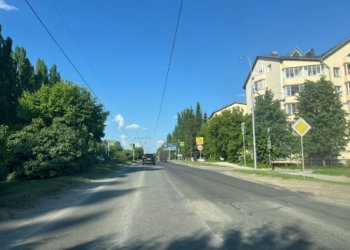 Рабочие отремонтируют дорогу и тротуар на Цветном проезде в новосибирском Академгородке