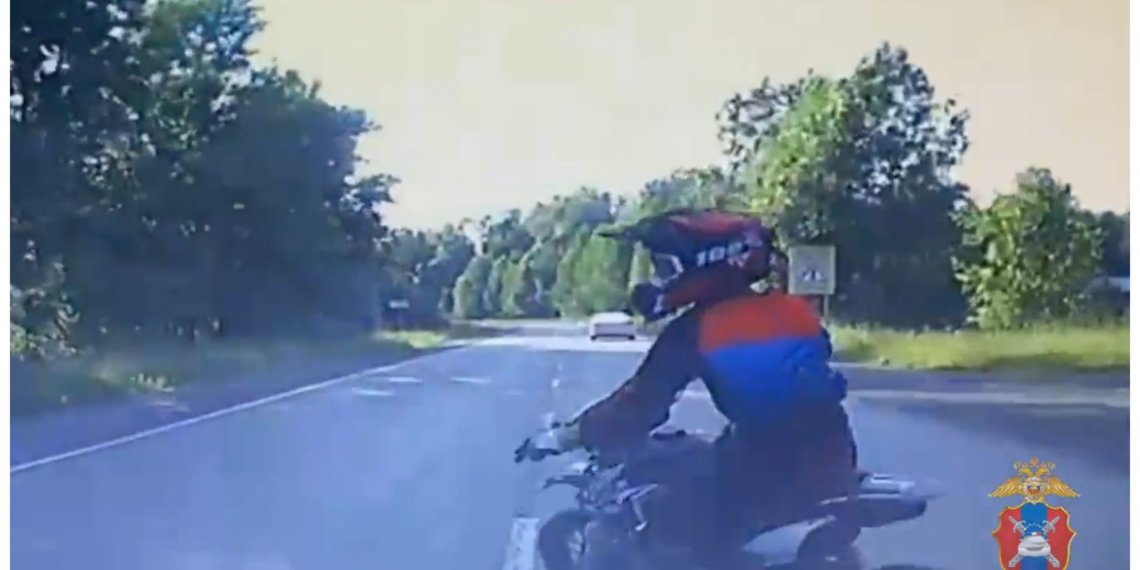 Юная мотоциклистка неудачно развернулась на трассе, и её сбил автомобиль