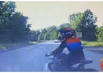 Юная мотоциклистка неудачно развернулась на трассе, и её сбил автомобиль