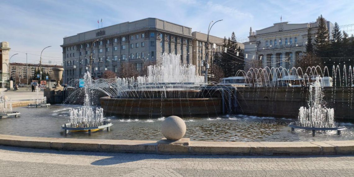 Достали рыбок: в Новосибирске очистили городские фонтаны