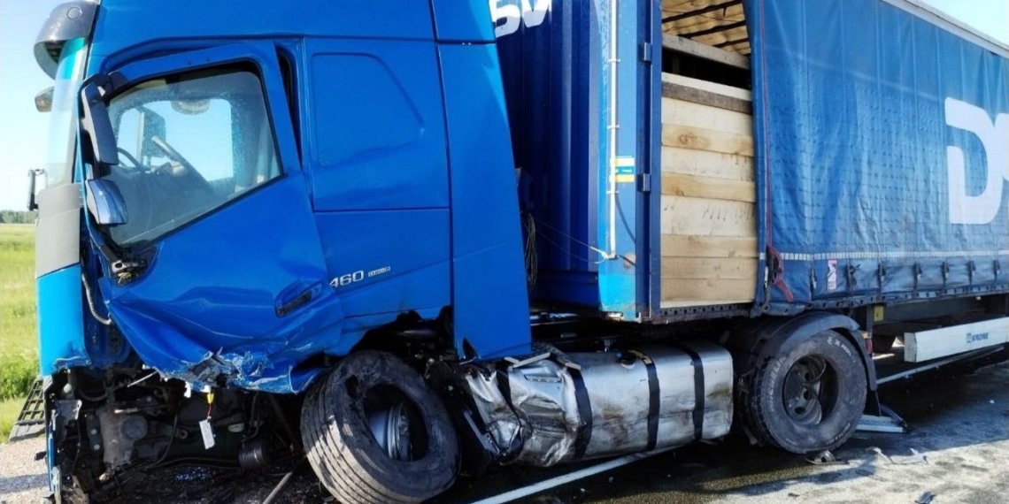 Под Новосибирском фура смяла легковушку, есть погибший