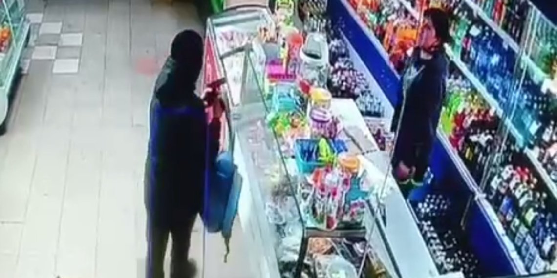 Толпа подростков ограбила магазин на хот-доги и мороженое под Новосибирском