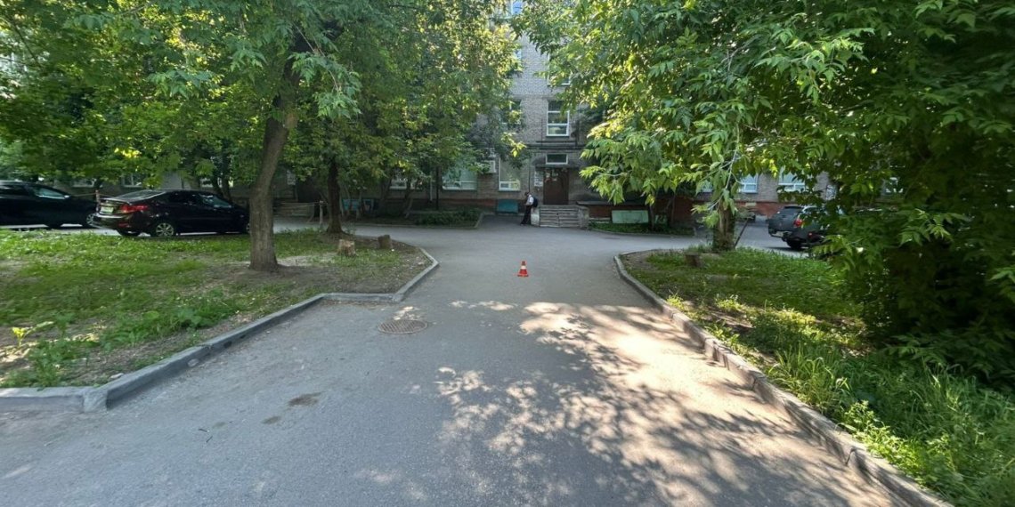 Водитель снес первоклашку по дворах Новосибирска и скрылся