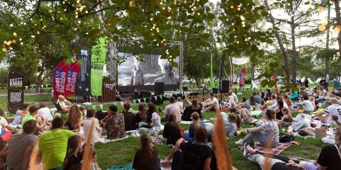 Летний фестиваль «Кино на траве» стартует на выходных в Нарымском сквере