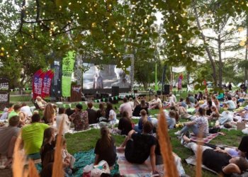 Летний фестиваль «Кино на траве» стартует на выходных в Нарымском сквере