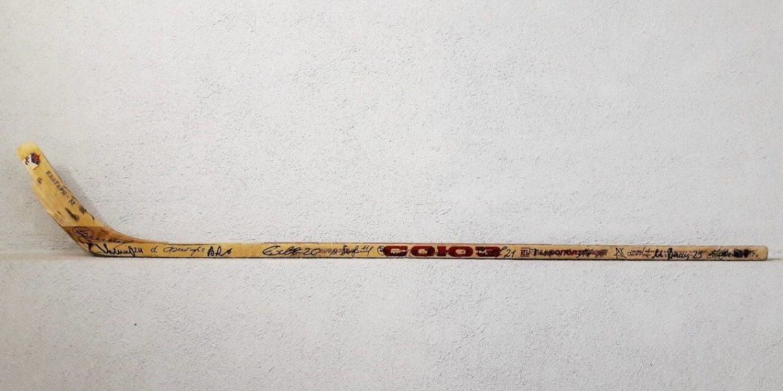 В Новосибирске выставили на продажу клюшку с автографами советских хоккеистов за 199 тысяч