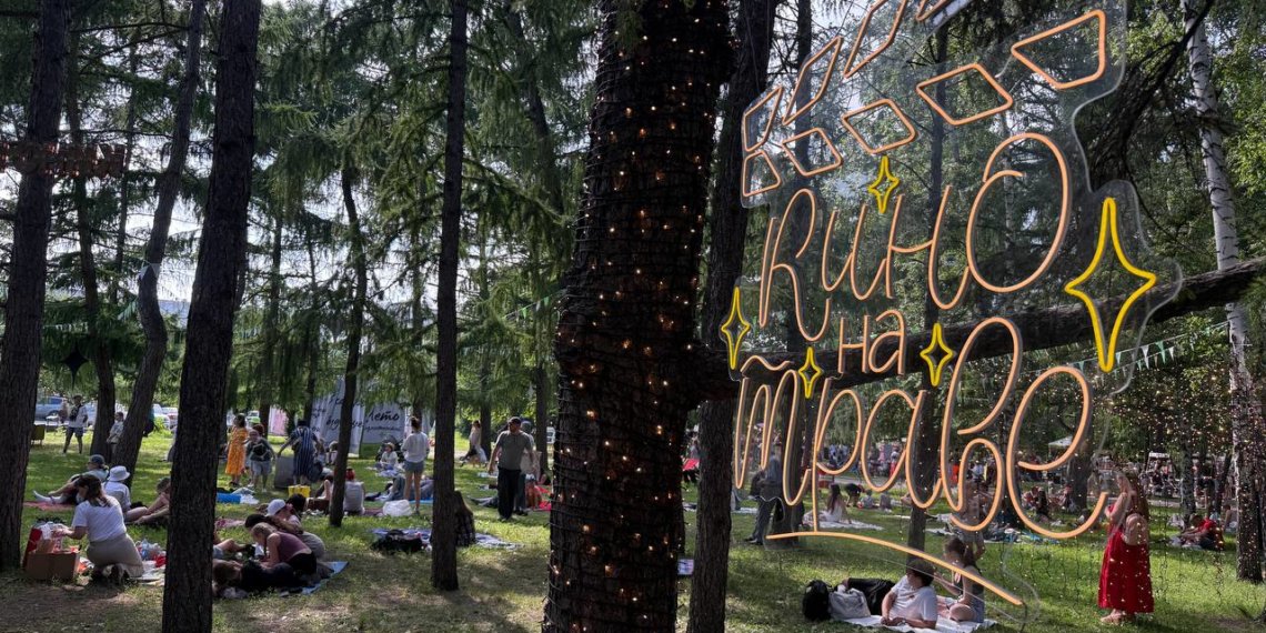 Фестиваль «Кино на траве» захватил Нарымский сквер в Новосибирске — фото, как это было