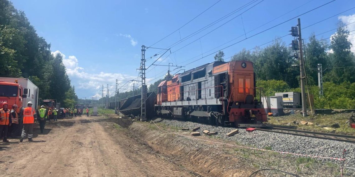 СК начал проверку после схода тепловоза и вагонов под Новосибирском