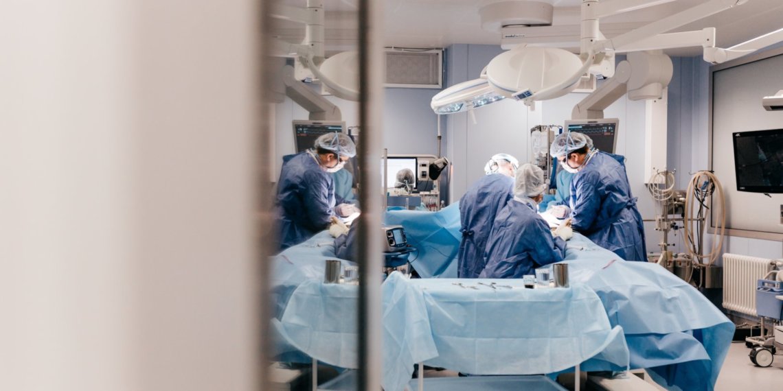 Хирурги спасли мужчину с кровяной «гирей» на позвоночнике в Новосибирске