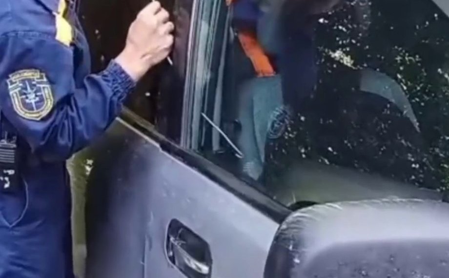 Двухлетний ребенок застрял в машине в +24 градуса в Новосибирске