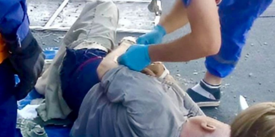 В Новосибирске спасатели эвакуировали человека с пристройки дома