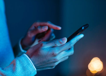 Стало известно, кому можно передать телефон без штрафа